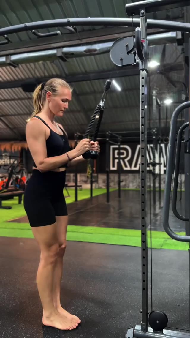 Triceps pushdown i kabel